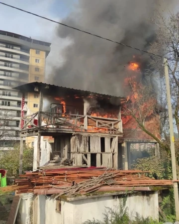 Artvin’de evde çıkan yangın paniğe neden oldu
