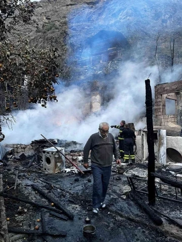 Artvin’de gece çıkan yangında 3 ev kullanılamaz hale geldi
