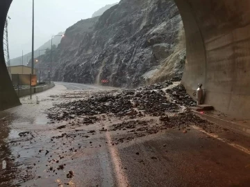 Artvin’de heyelan nedeniyle sürücüler tünelde mahsur kaldı
