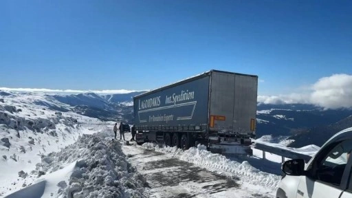 Artvin’de kar yağışı! Sürücüler zor anlar yaşadı