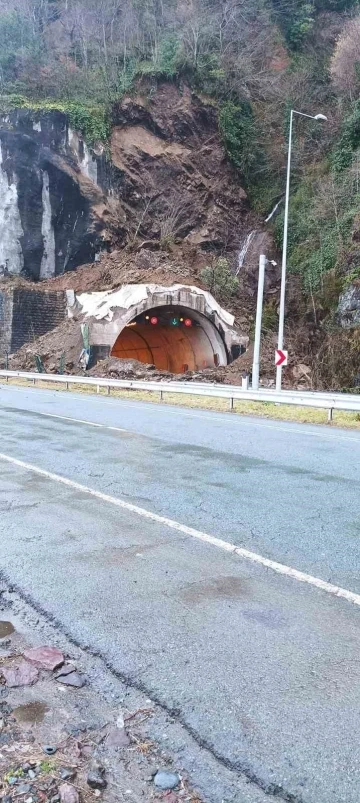 Artvin’de Kopmuş Tüneli girişinde heyelan
