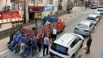 Artvin’de vatandaşlar arızalanan kamyoneti iterek yolu trafiğe açtı
