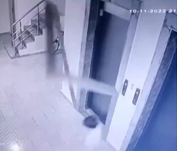 Asansör kenarındaki mermer düştü, çocuk kıl payı kurtuldu
