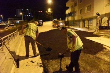 Asfaltlama çalışması gece de sürdürülüyor
