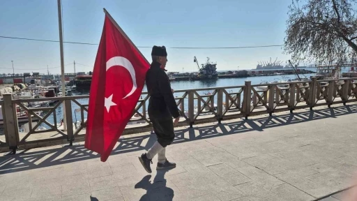 Askeri üniforma ve bayrakla İstanbul’dan Çanakkale’ye yürüyor
