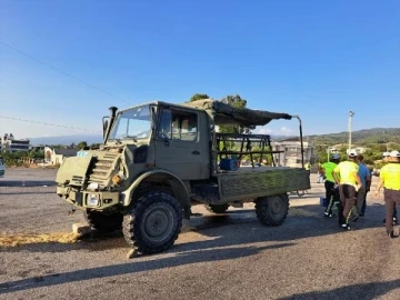 Askerleri taşıyan nakil aracı, TIR'a çarptı: 13 asker hafif yaralı