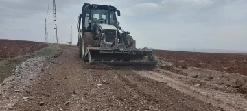 Aslanapa’da atık asfalt malzemeler arazi yollarında değerlendiriliyor
