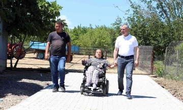 Aslıhan’ın yüzü, evinin bahçesine yapılan kilit parke taşıyla güldü
