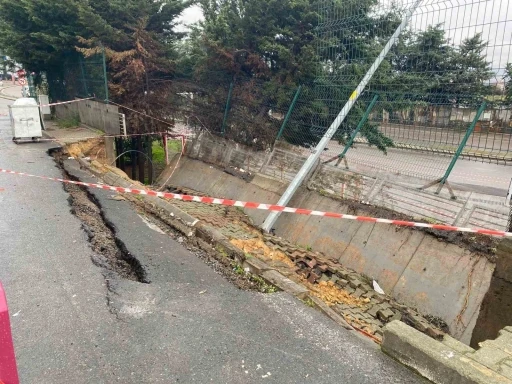 Ataşehir’de benzin istasyonunun duvarı çöktü
