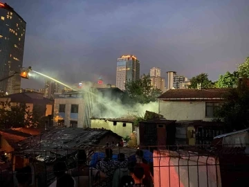 Ataşehir’de iki katlı binada yangın çıktı, yaşlı adam son anda kurtarıldı
