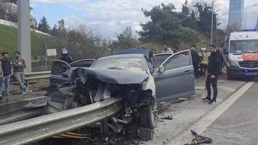 Ataşehir'de otomobil bariyere saplandı: 2 yaralı