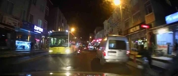 Ataşehir’de zikzaklar çizen moto kuryenin tehlikeli yolculuğu kamerada
