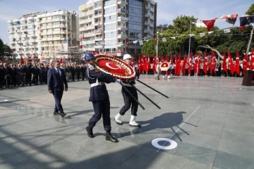 Atatürk Anıtı'na 100. yıl çelengi