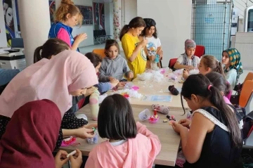 Atık malzemeler çocukların elinde süs eşyası ve oyuncak oldu
