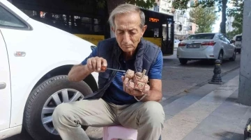 Atıl durumdaki ahşaplardan oyuncak yapıyor
