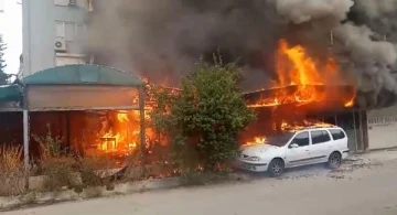 Atıl restoran ile önüne park edilen otomobil yandı