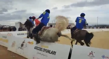 Atıyla böyle uçtu, kırbaçlayıp yoluna devam etti
