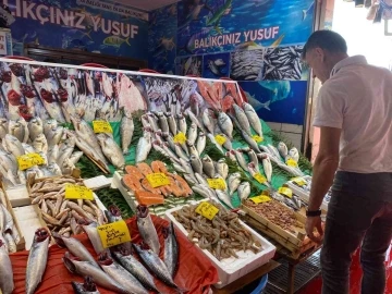 Av yasağı bitti: Karaköy’deki balık tezgahları şenlendi
