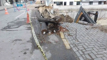 Avcılar’da inşaat duvarı ile birlikte yol çöktü
