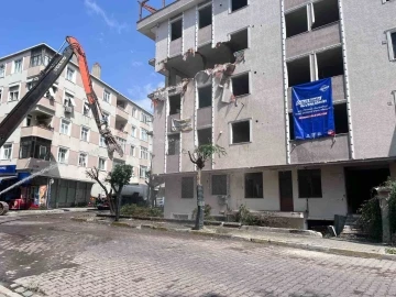 Avcılar’da kentsel dönüşüm çalışmasında 1999’uncu binanın yıkımına başlandı
