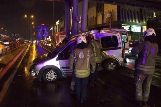 Avcılar E-5 bağlantı yolunda trafik kazası: 2 yaralı
