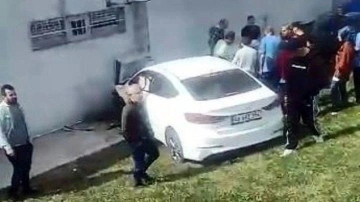 Avcılar'da otomobil şarampole yuvarlanıp duvara çarptı: 2 yaralı