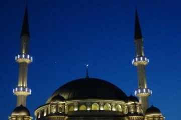 Ay ile yıldızın gökyüzünde buluşması Taksim'de böyle görüntülendi