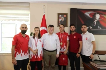 Aydın Gençlik ve Spor İl Müdürü Fillikçioğlu başarılı sporcuları ödüllendirdi
