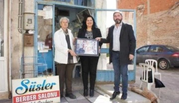 Aydın Söke'de 83 yaşındaki berbere Vergi Dairesi'nden duygulandıran sürpriz