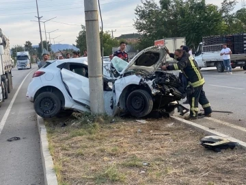 Aydınlatma direğine çarpan otomobilin sürücüsü öldü
