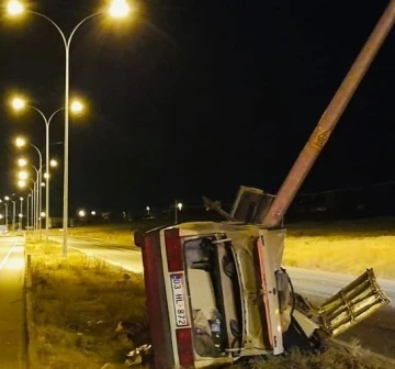 Aydınlatma direğine çarpan Tofaş ikiye bölündü
