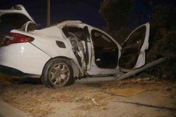 Aydınlatma direğine çarparak hurdaya dönen otomobildeki 4 kişi yaralandı
