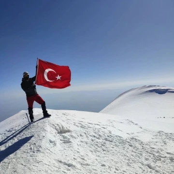 Aydınlı dağcı, Türkiye’nin çatısına tırmandı
