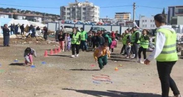 Aynı acıyı yaşayan yetişkin ve çocuklar sokak oyunlarında buluştu