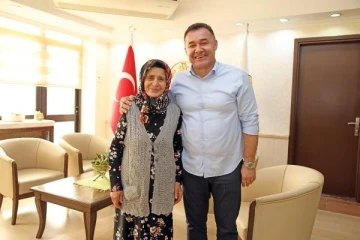 Ayşe teyzeden Başkan Yücel'e hizmet teşekkürü