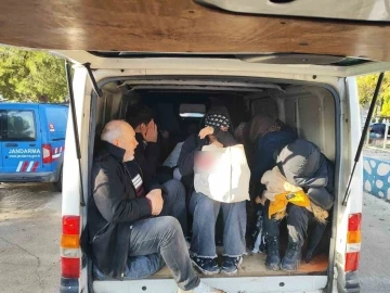 Ayvacık’ta 18 kaçak göçmen ile 3 organizatör yakalandı
