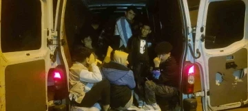 Ayvacık’ta 34 kaçak göçmen ile 2 organizatör yakalandı
