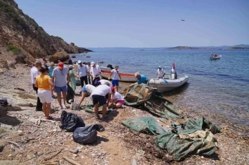 Ayvalık adalarında çevre temizliğinde mültecilerden geriye kalan 7 bot enkazı çıkarıldı
