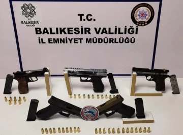 Ayvalık Polisi ruhsatsız silah taşıyanlara geçit vermiyor
