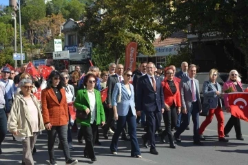 Ayvalık’ta Cumhuriyet Bayramı etkinlikleri Cumhuriyet Yürüyüşü ile başladı
