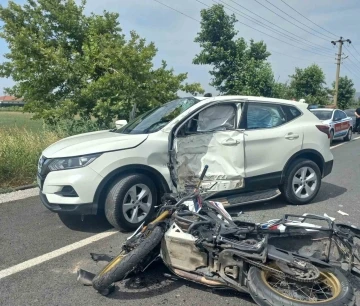 Ayvalık’ta motosiklet ile otomobil çarpıştı: 1 ölü, 1 yaralı
