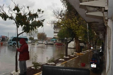 Ayvalık’ta sağanak yağış hayatı olumsuz etkiledi
