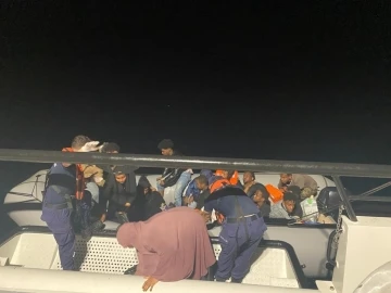 Ayvalık’ta Türk kara sularına itilen 18 göçmen kurtarıldı
