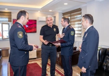 Azerbaycan heyetinden Türk polis memuruna madalya
