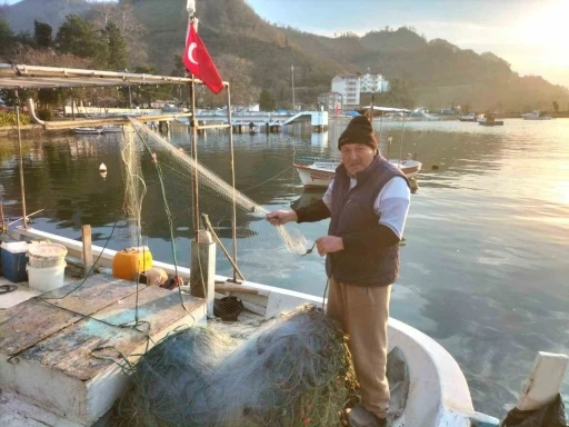 Baba yadigarı tekne ile 40 yıldır balıkçılık yapıyor
