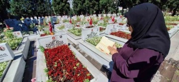 Babalar Günü’nde şehit mezarlığına gelenler bayrama buruk girdiler