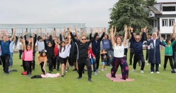 Babalar ve çocukları, Babalar Günü'nde yoga yaptı