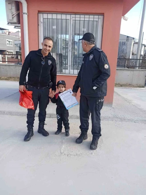 Babası polis olamadı o polis kıyafetiyle karnesini aldı
