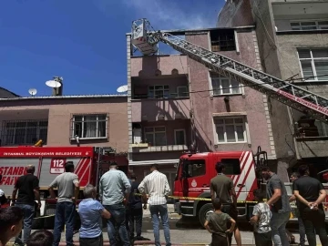Bağcılar’da binanın çatısında tadilat esnasında yangın çıktı
