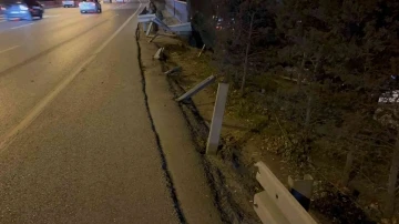 Bağcılar’da kontrolden çıkan otomobil bariyerleri aşıp yol kenarına uçtu: 2 yaralı
